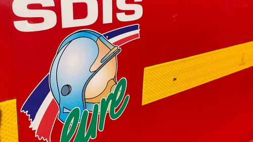 Le toit d’une maison ravagé par un incendie près d’Évreux