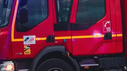 Bazougers : la voiture percute un commerce