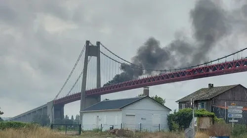 Tancarville : le poids-lourd prend feu sur le pont