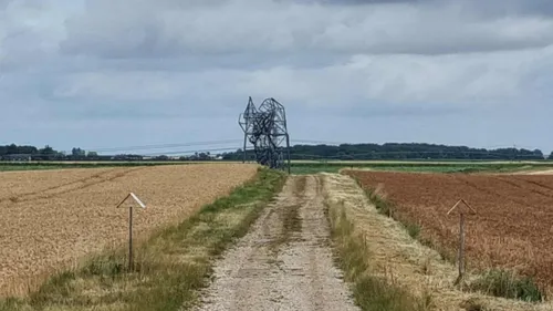 Au nord de Blois, des pylônes terrassés par la tempête