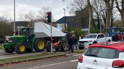 A Evreux, les agriculteurs kidnappent un radar