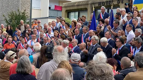 Coulaines : de tous bords, les élus réunis devant la mairie