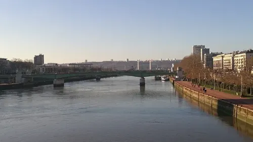 Rouen : un homme aide une adolescente tombée dans la Seine