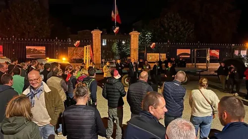 Le préfet de la Sarthe prend le micro devant les agriculteurs
