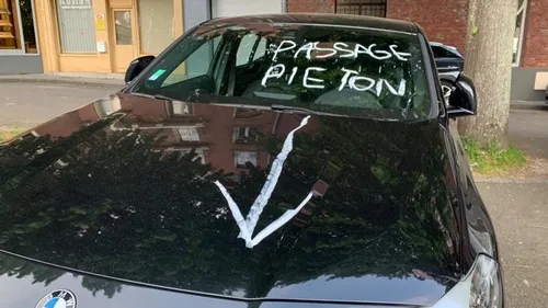 [PODCAST] "50 Euros" : le cycliste qui tague, sticke et affiche les...