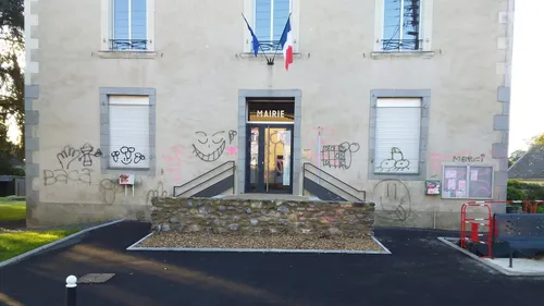 Une mairie taguée près de Cossé-le-Vivien