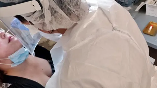 Covid-19 : à Château-Gontier, le laboratoire Biolaris pratique les...