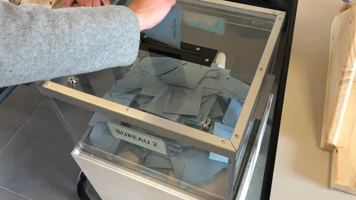 Législatives : des taux d'abstention élevés