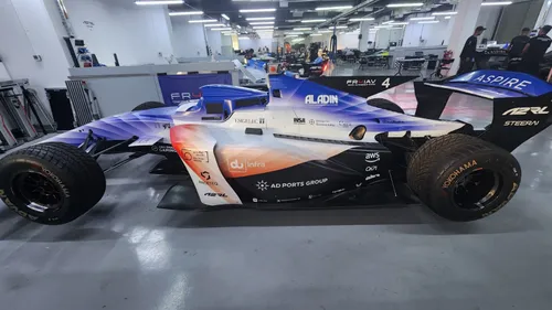 Rouen : étudiants et ingénieurs engagés dans une course de voitures...