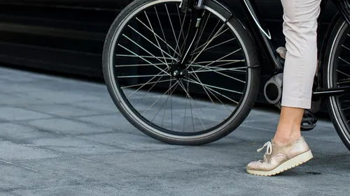 Vélos et trottinettes interdits dans les rues piétonnes au Mans :...