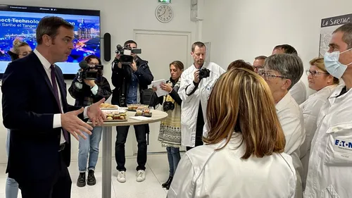 Sarthe : Olivier Véran parle retraite chez Souriau 