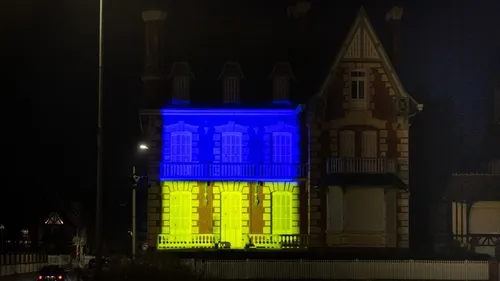 Deauville : les couleurs de l'Ukraine projetées sur la villa de...