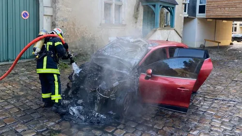 Le Mans : la voiture s'embrase au pied de la vieille-ville