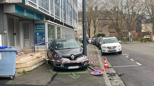 Evreux : collision voiture contre lampadaire devant l'hôtel du...