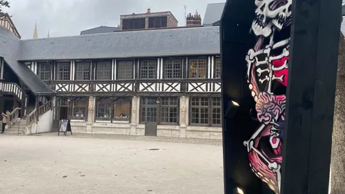 Les monstres envahissent l'Aître Saint-Maclou pour Halloween à Rouen