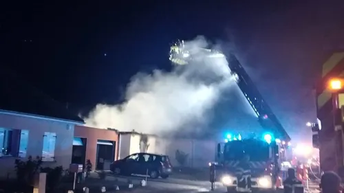 Un pavillon détruit par un incendie nocturne à Chârost, une...