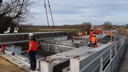 Calvados : les travaux du pont de la D12 sur la Seulles touchent à...