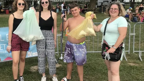 Ramassage de déchets au lac Terre d'Auge, à Pont-l'Evêque, pour...