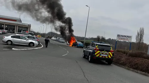 Le Mans : feu de voiture sur un parking d'hypermarché