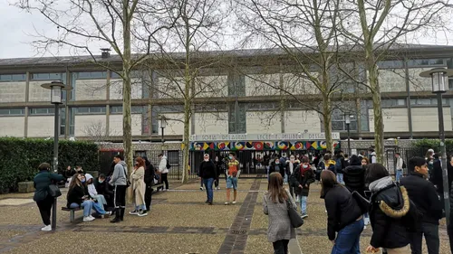 Blois : une enseignante se jette du deuxième étage du lycée