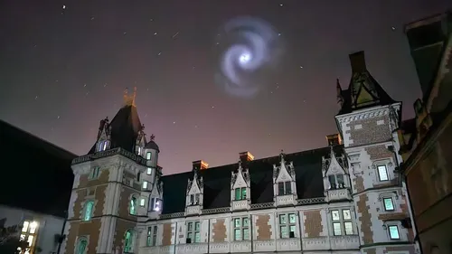 Une spirale bleue dans le ciel : les explications