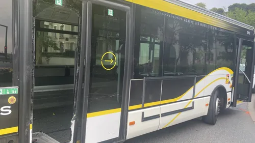 Blois : sur sa moto, il défonce la porte d’un bus