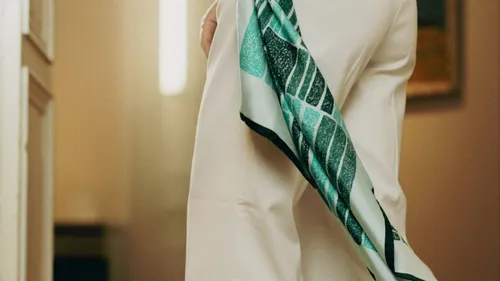 Collioure : Faire du carré de soie un véritable objet d'art.