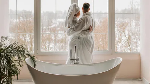 Un bain chaud deux fois par semaine : l'antidote idéal contre le...