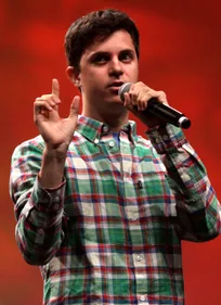 George Watsky manque son saut en concert
