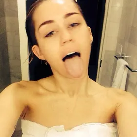 Pourquoi Miley Cyrus tire la langue ?