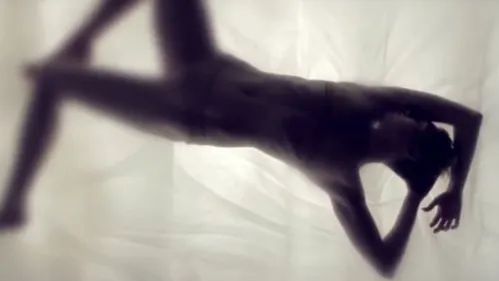 Miley Cyrus nue dans le clip Adore You