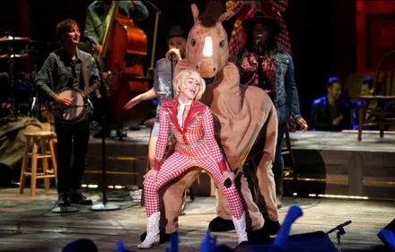 Miley Cyrus twerke contre un cheval