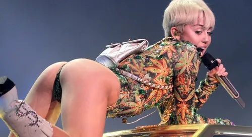 Miley Cyrus très chaude sur scène