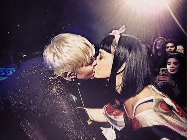 Miley Cyrus embrasse Katy Perry