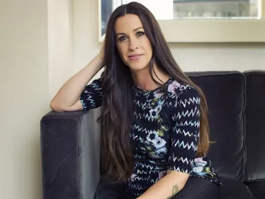 Alanis Morissette poursuit son ex-femme de ménage