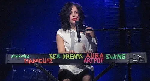 Lady Gaga se fait vomir dessus