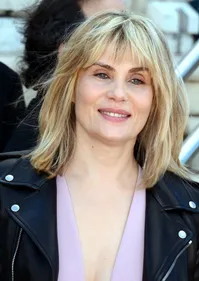 Emmanuelle Seigner fusille Téléphone