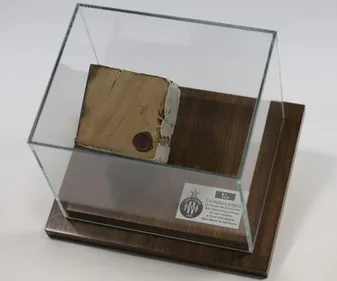 ASSE : des morceaux des vrais poteaux carrés en vente sur eBay !