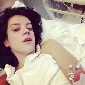 Lily Allen fait une intoxication alimentaire