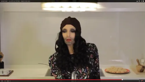 Jeanne Mas dans la peau de Conchita Wurst