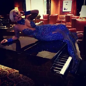 Lady Gaga quitte le voile pour une robe chic