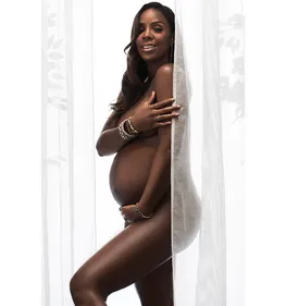 Kelly Rowland enceinte et nue