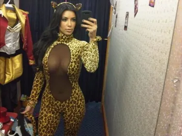 Kim Kardashian montre ses seins pour Halloween