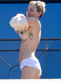 Miley Cyrus seins nus à Sydney