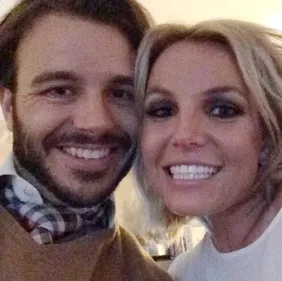 Britney Spears à fond dans sa relation avec Charlie Ebersol