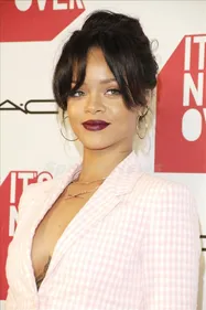 Rihanna drague Robert Pattinson devant sa petite amie