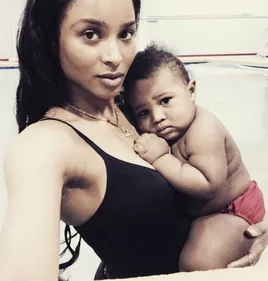 Ciara apprend à son bébé à nager