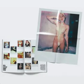 Miley Cyrus nue de face