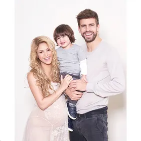 Shakira affiche son ventre de femme enceinte
