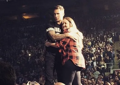 Adam Levine balance son micro en concert et blesse une fan